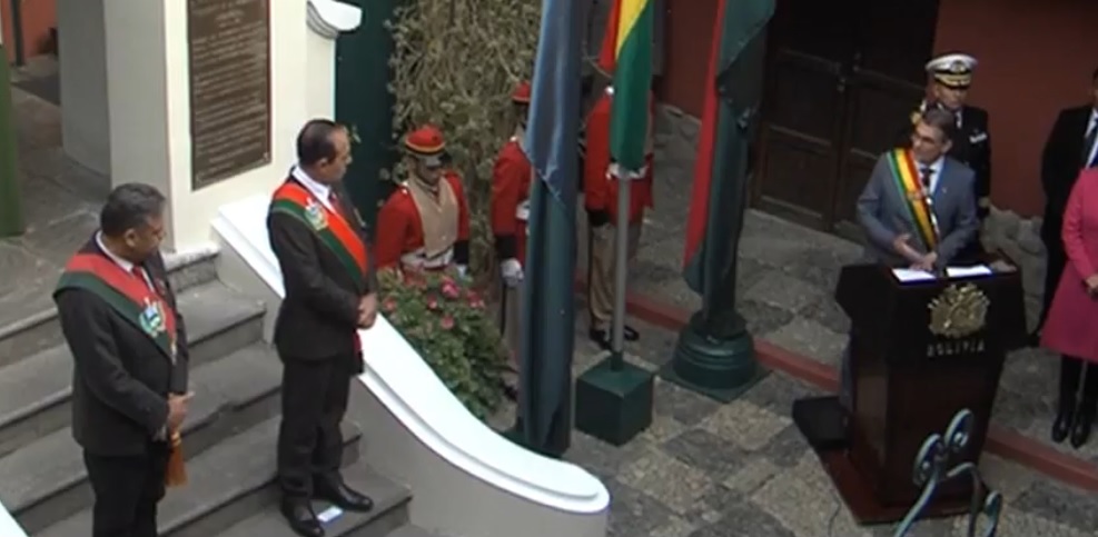 Paz junto con el alcalde César Dockweiler y el gobernador Luis Revilla. Foto: Captura video
