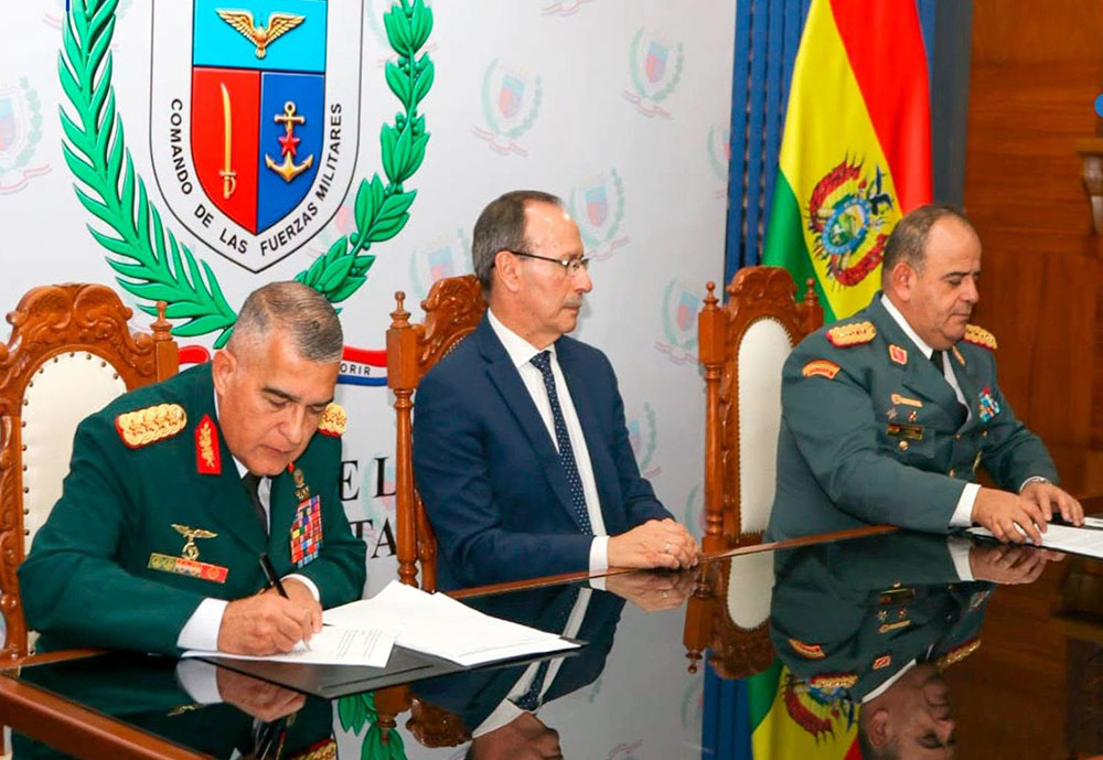 Firma del acuerdo entre ambas instituciones militares. Foto: Comando en Jefe de las FFAA