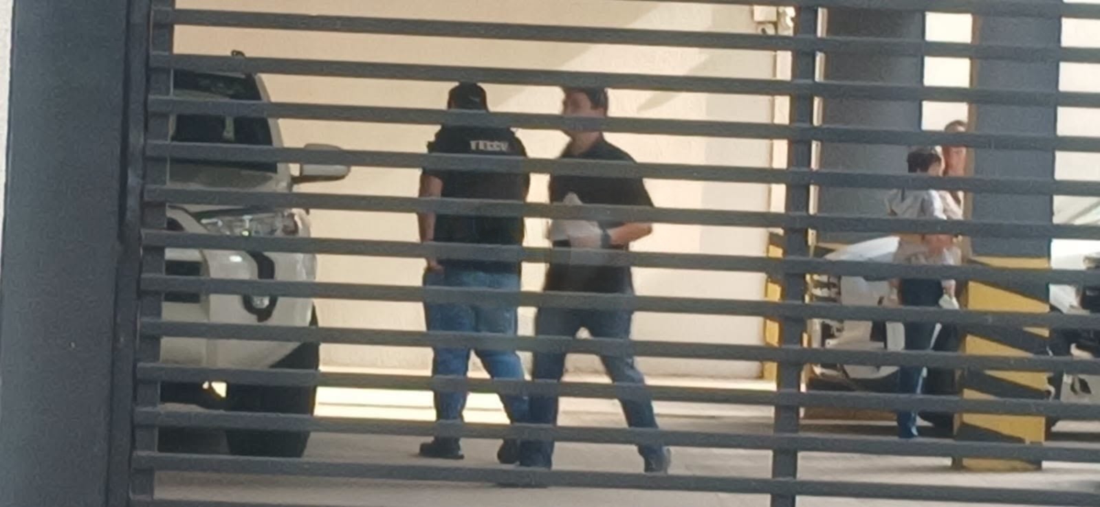 Efectivos de la policía y Fiscalía en uno de los condominios allanados. Foto: DTV