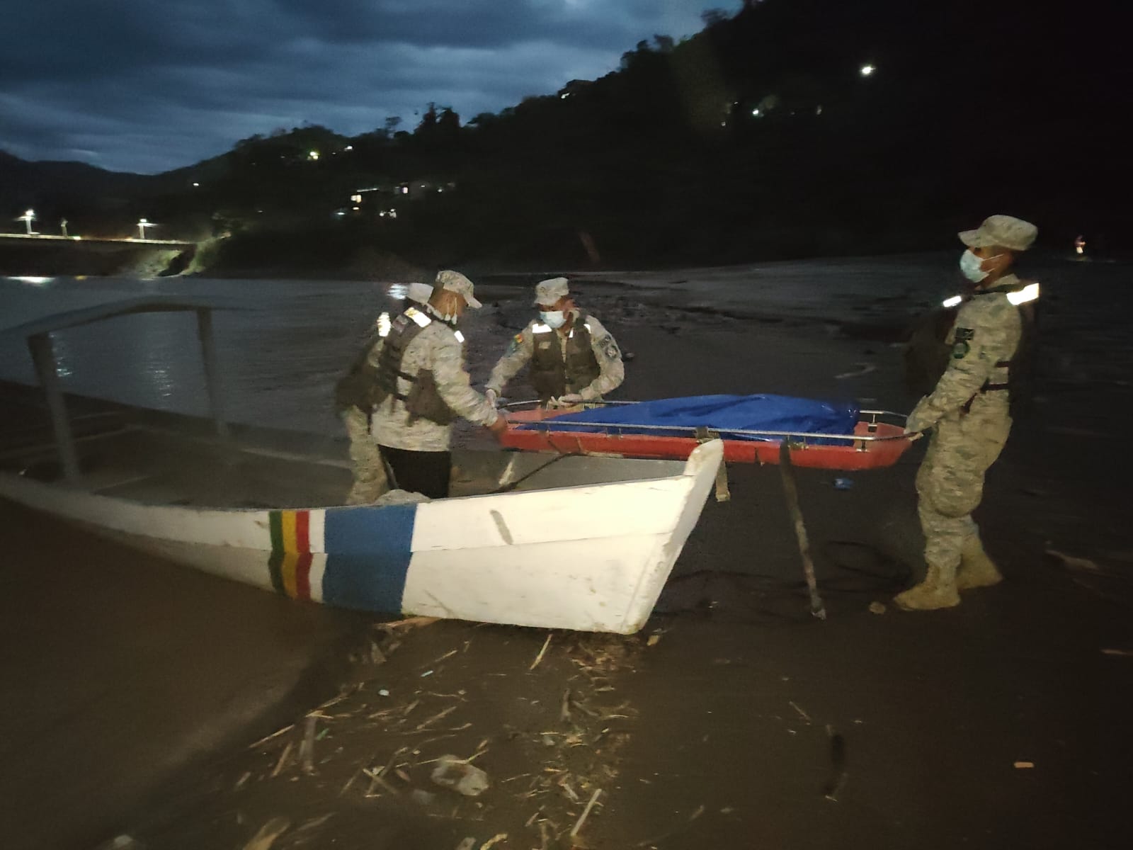 Efectivos recuperan el cadáver de un hombre del río Mapiri. Foto: Armada de Bolivia