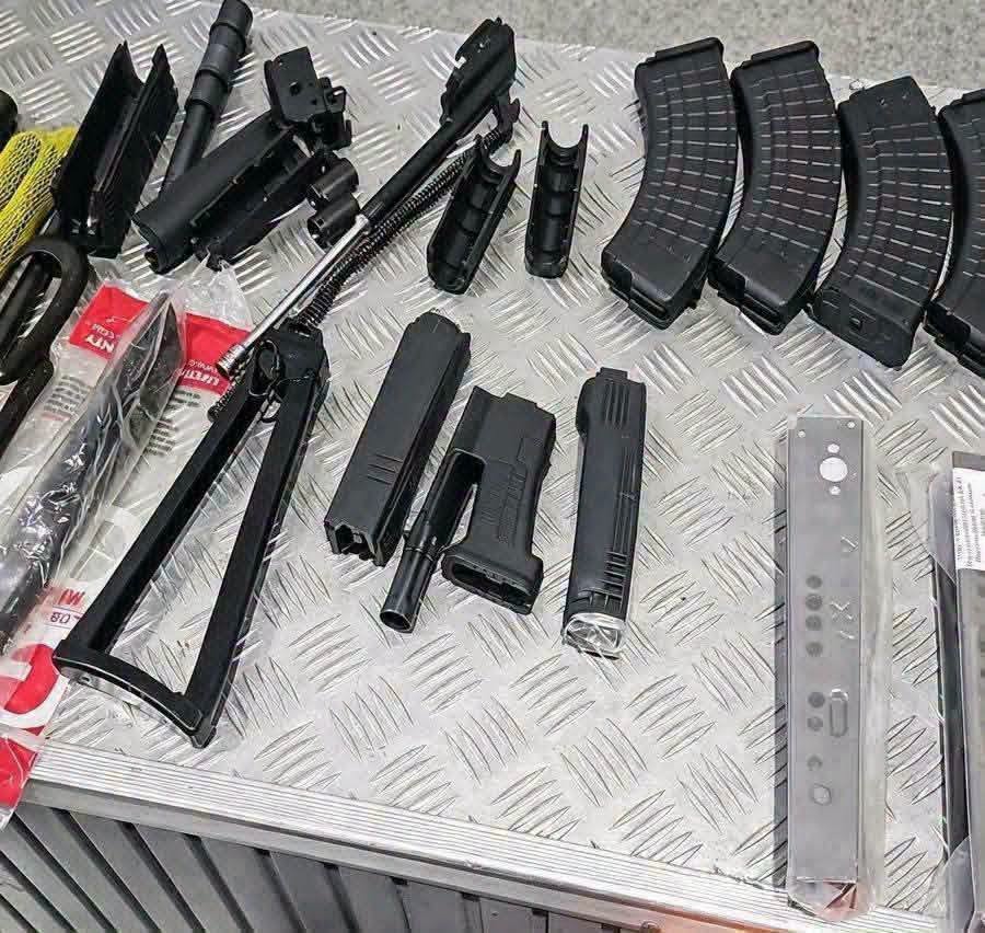 Las partes de los fusiles encontrado por la Policía.