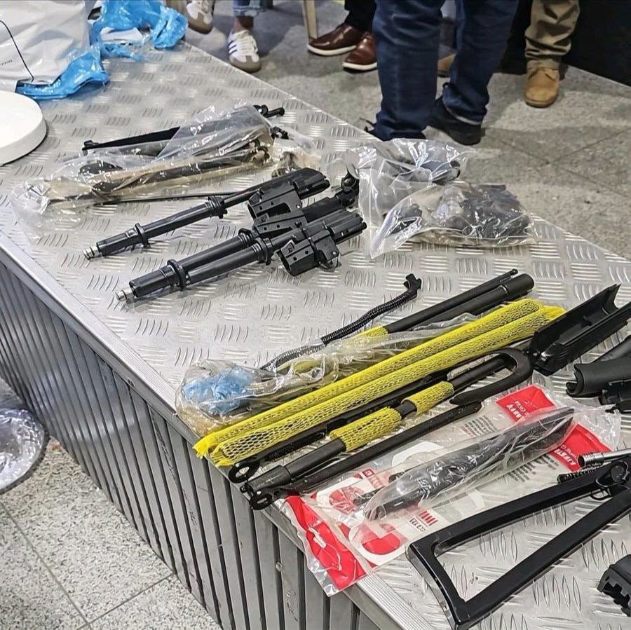 Las armas de fuego encontradas en el Aeropuerto de Viru Viru.