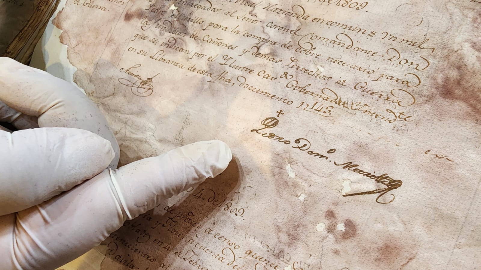 La pieza que más emociona sea el Libro de Cajas Reales de 1809, que guarda entre sus páginas la firma de Pedro Domingo Murillo. (Foto: UMSA)