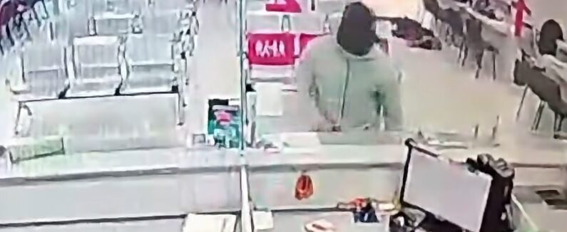 El momento en que el hombre ingresa a una entidad financiera. Foto: captura video