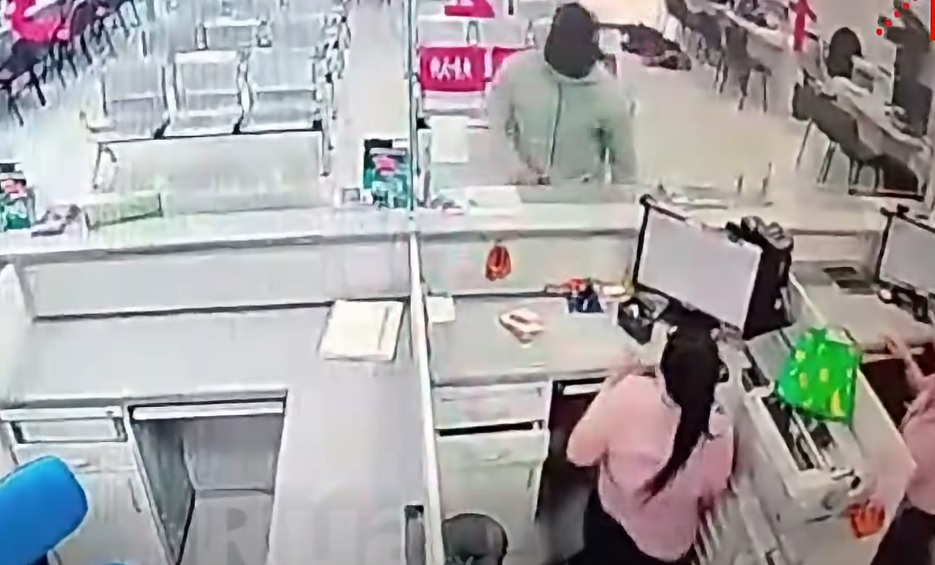 El momento en que el hombre ingresa a una entidad financiera. Foto: captura video