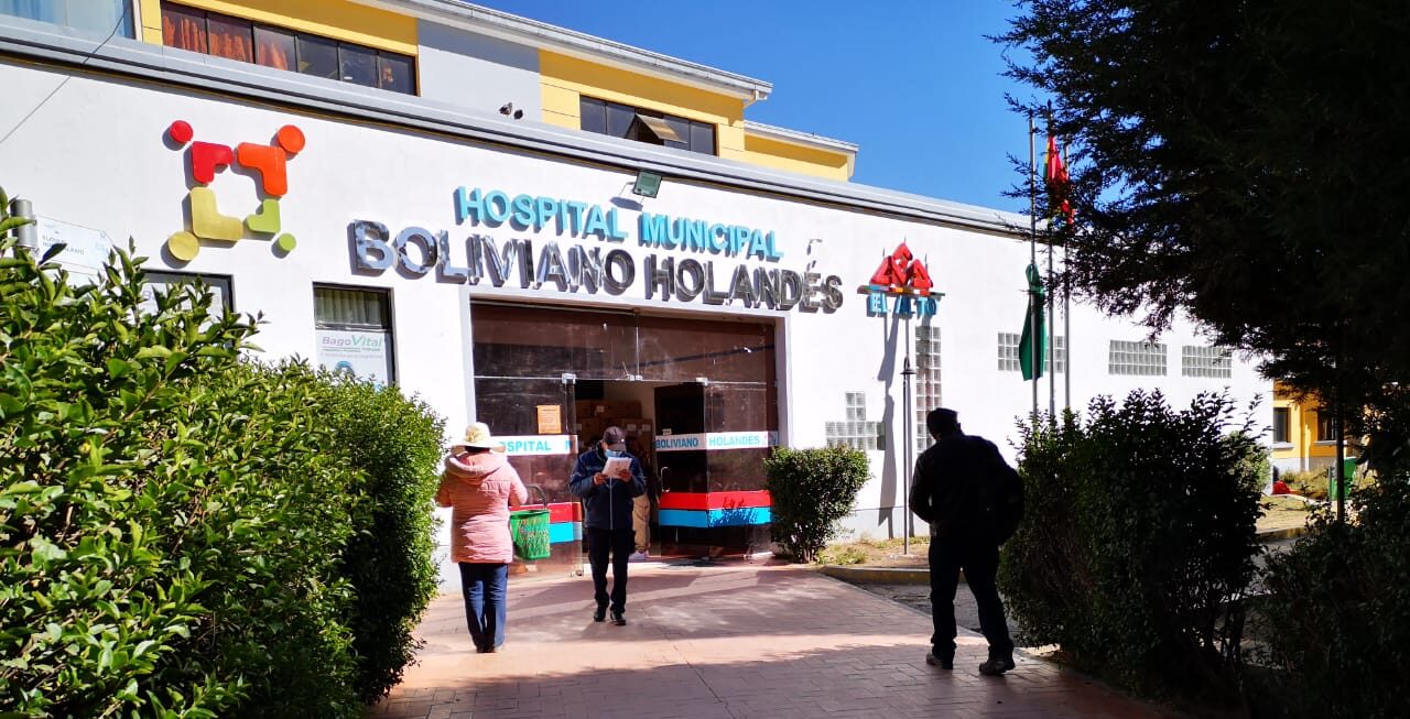 Puerta de ingreso al Hospital Boliviano Holandés de El Alto. Foto: Gamea.