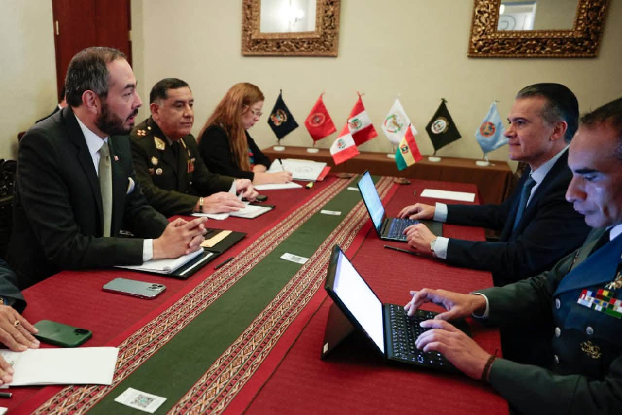 Autoridades de los ministerios de Defensa de Bolivia y Perú. Foto: Ministerio de Defensa