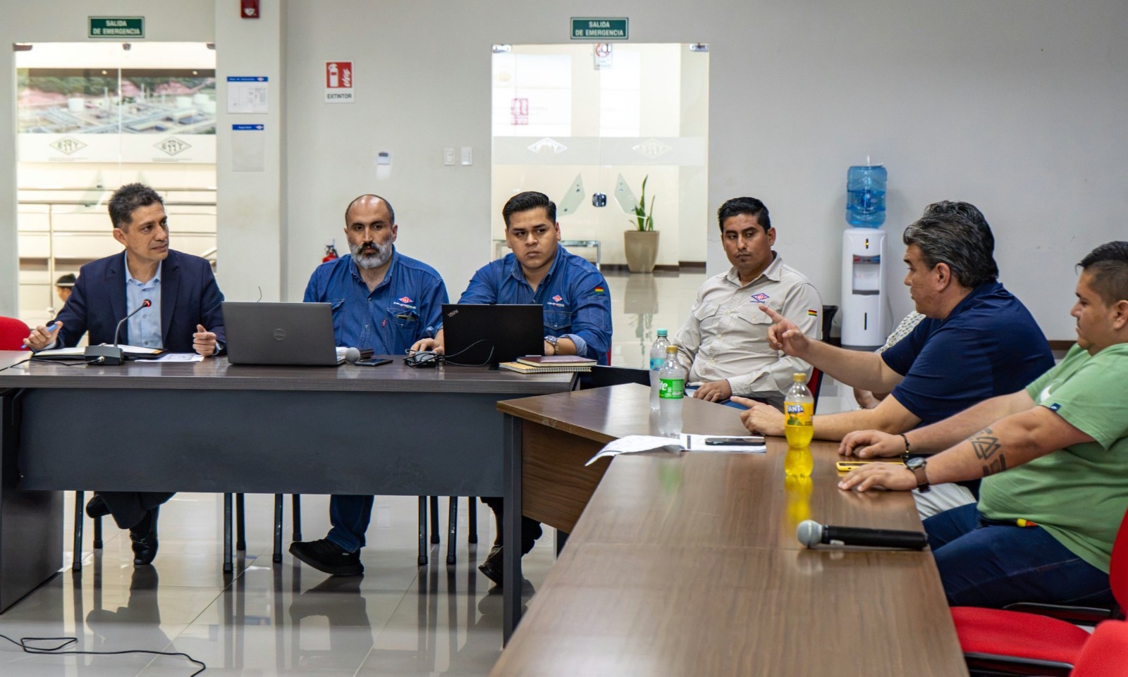 YPFB y sectores del transporte y construcción en una reunión. Foto: YPFB.