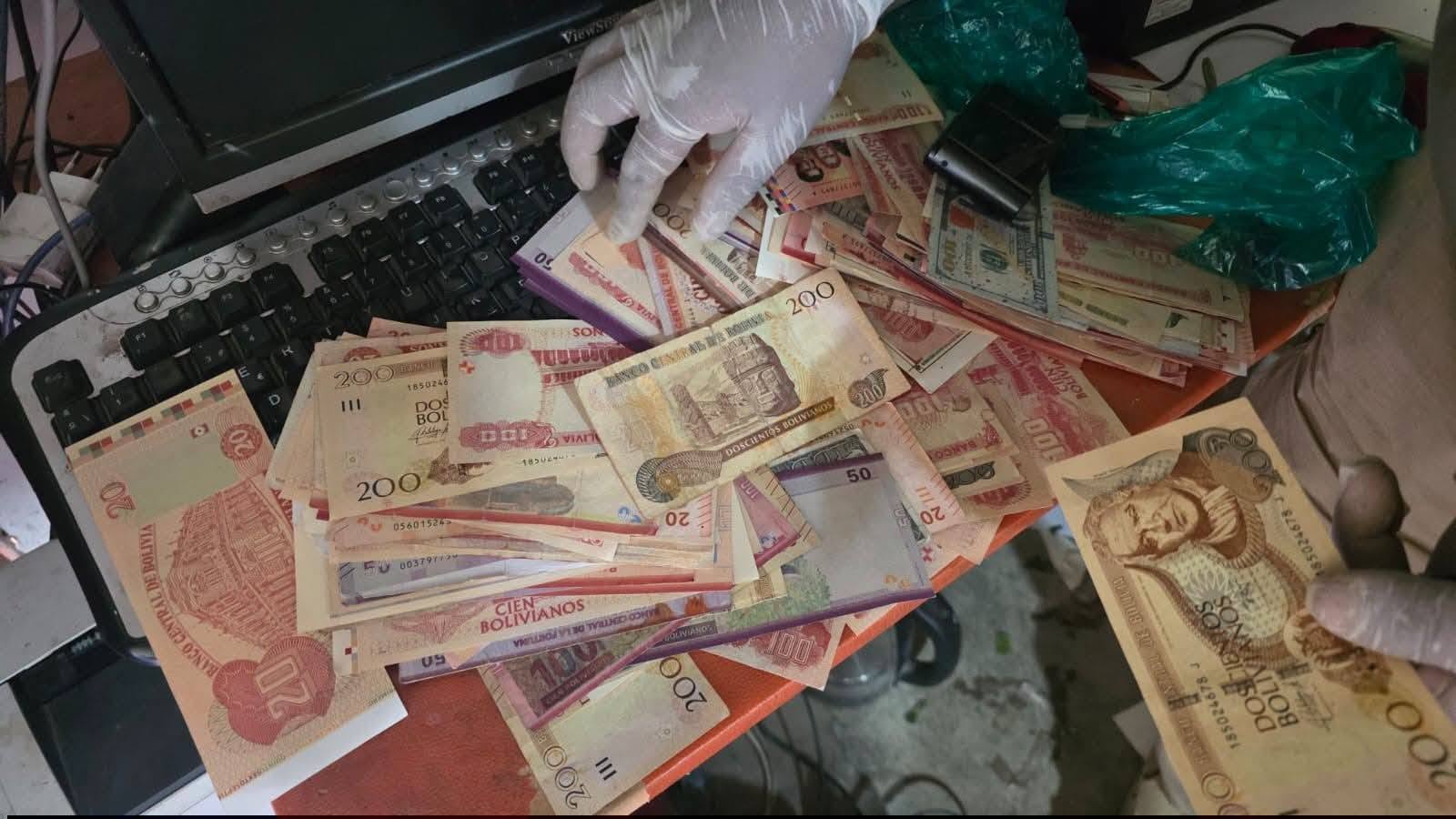 Algunos billetes falsos secuestrados por la Policía y Fiscalía. Foto: FGE