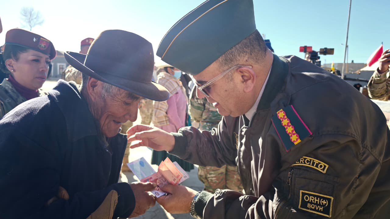 Las FFAA desplegaron 500 efectivos militares para cancelar el beneficio social. Foto: GOBCOM.