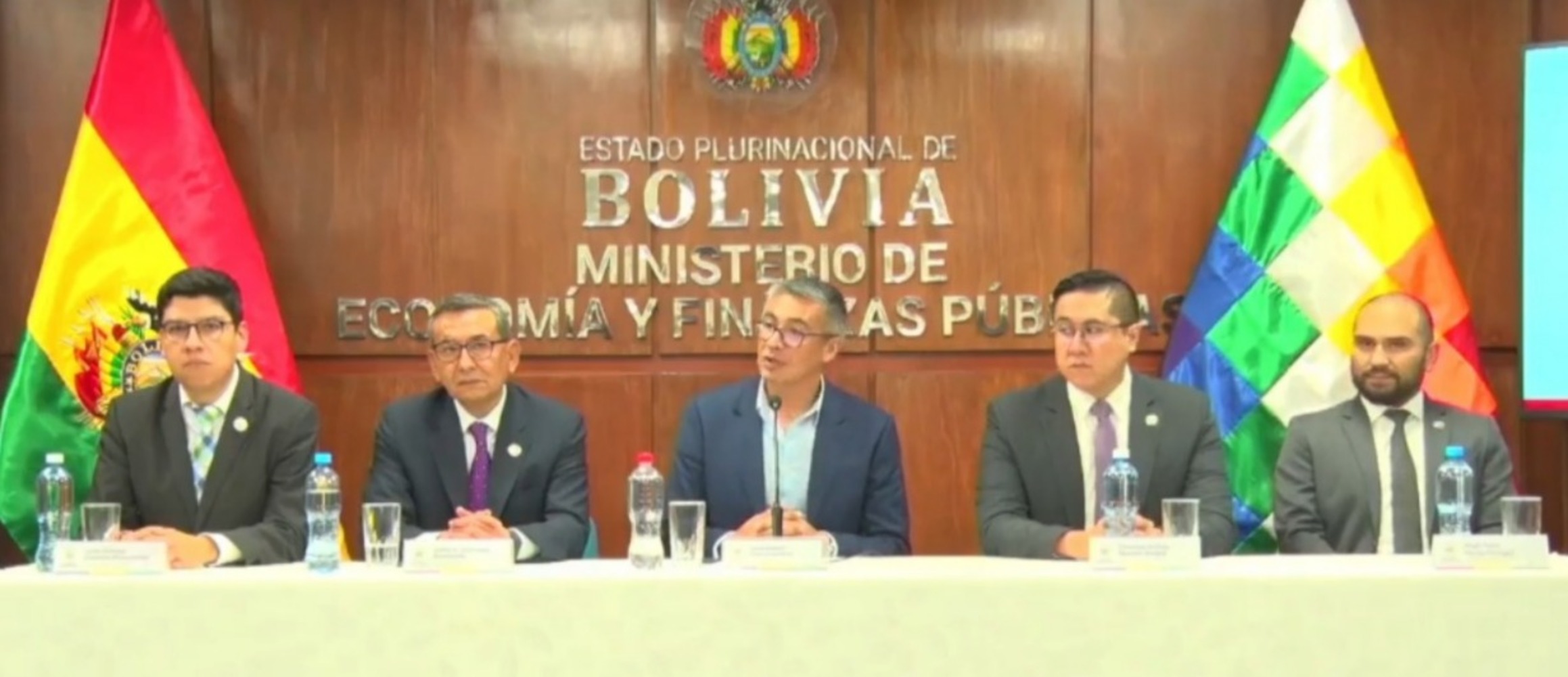 Autoridades del Ministerio de Economía en conferencia de prensa. Imagen: Captura.