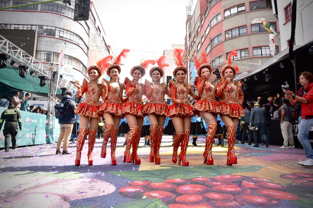 Participación de chinas en la una pasada versión del Gran Poder. Foto: AMUN - archivo