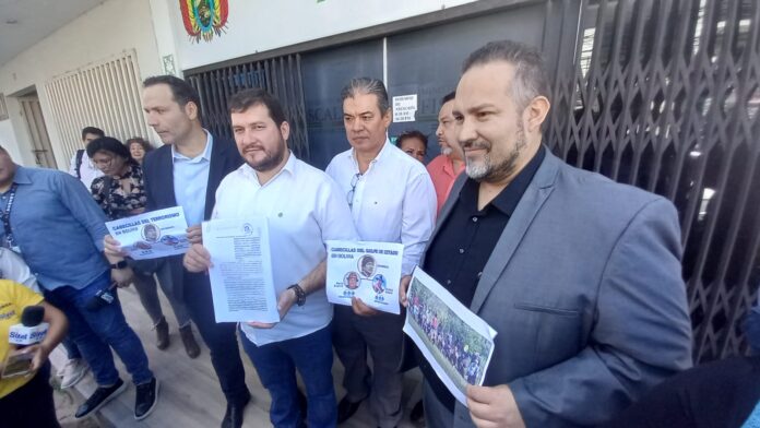 Cívicos cruceños en la Fiscalía tras formalizar la denuncia. Foto: Comité pro Santa Cruz