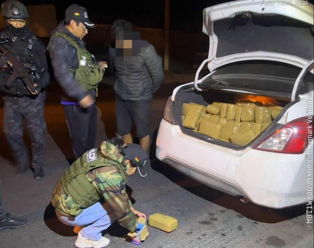 El hallazgo de la droga dentro de un vehículo. Foto: Policía Chuquisaca
