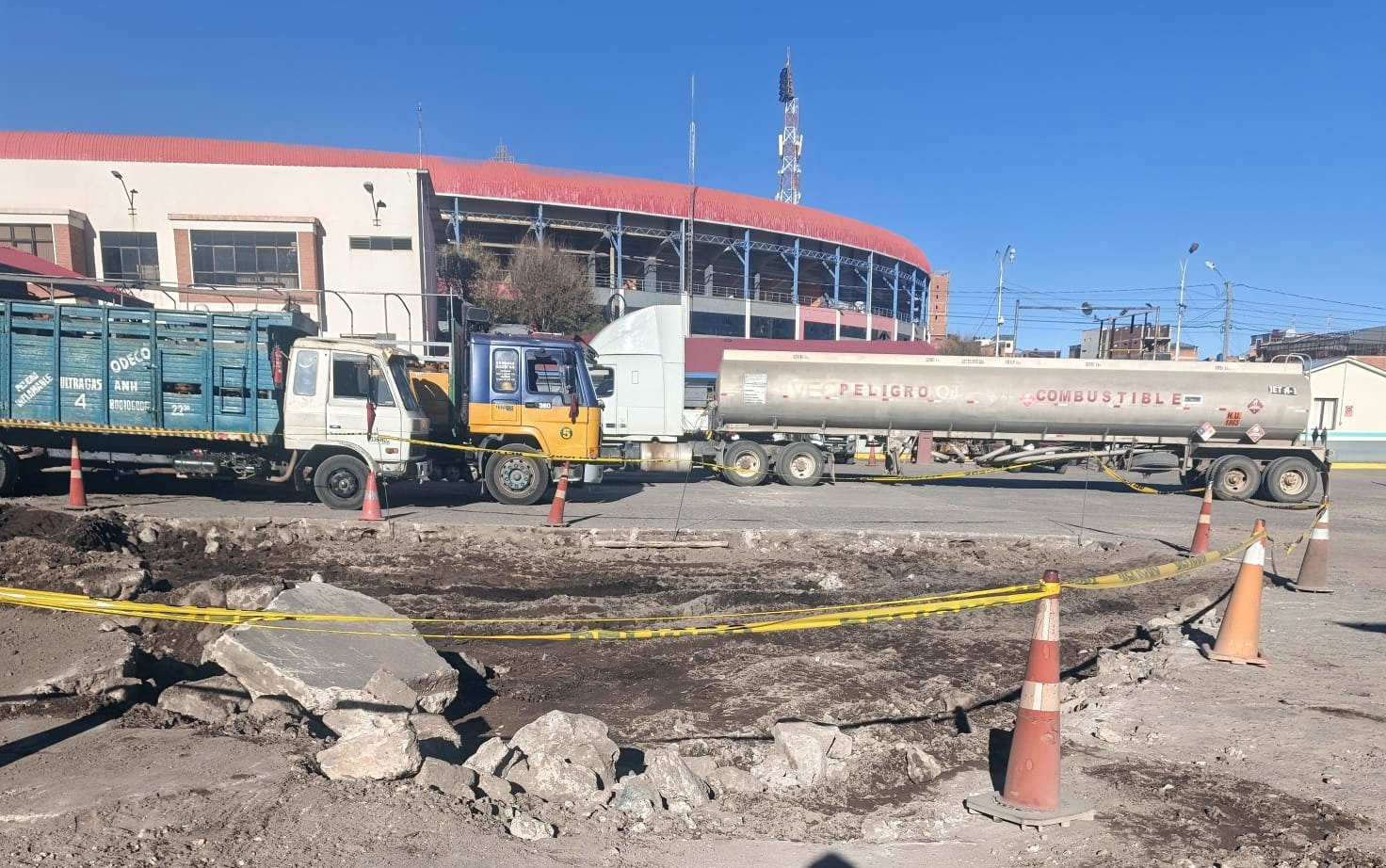 Trabajos de mejoramiento de la plataforma operativa de la Planta del Distrito Comercial en Potosí. Foto: YPFB.