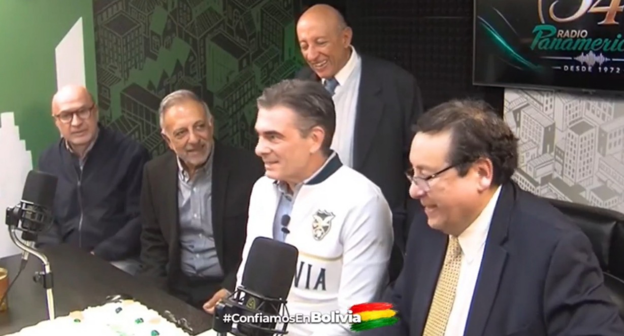 El presidente Rodrigo Paz (centro) visitó las cabinas de Panamericana. Imagen: Captura.