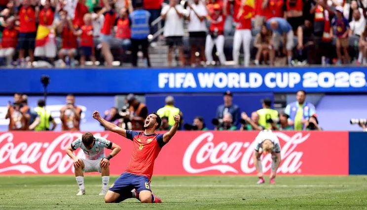 Mikel Merino festeja el triunfo ante Bélgica en los cuartos de final del Mundial, en Los Angeles Stadium.