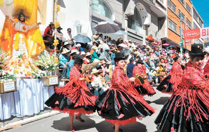 Danzarines bailan con fe y devoción.