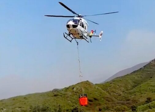 Los helicópteros refuerzan las labores de sofocación. Imagen: Captura.
