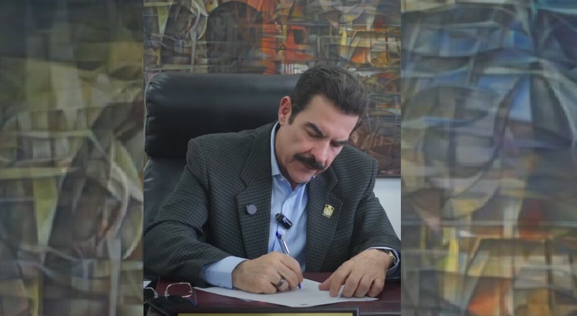 El alcalde Manfred Reyes Villa firma el decreto municipal.