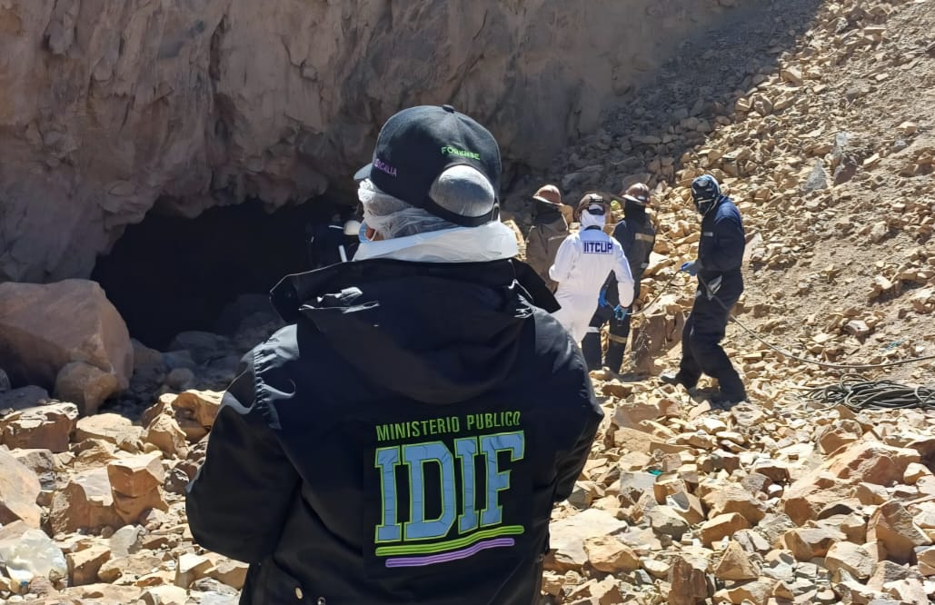 Personal de la Fiscalía en el ingreso al lugar donde cayeron las víctimas. Foto: FGE