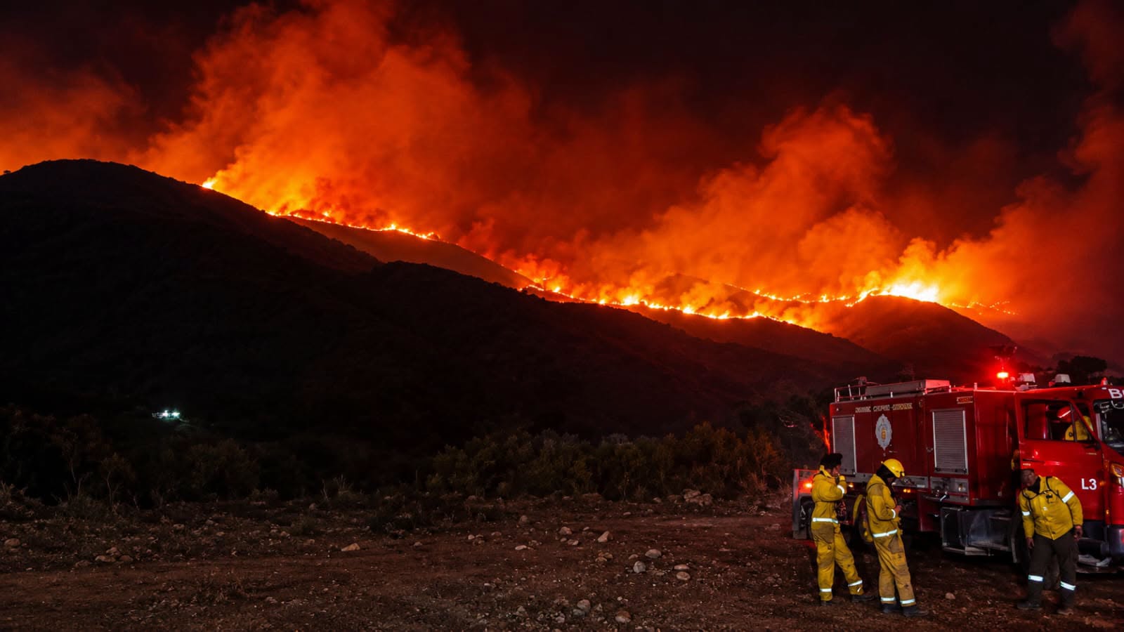 Trabajo para contener el fuego. Foto: Ministerio de Salud