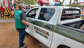 El hecho ocurrió el jueves, cuando el funcionario hacía fila para abastecer de combustible (foto: referencial)