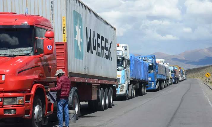 Largas filas se registra en el pinto fronterizo de Colchane, debido a un ajuste en el horario de circulación.