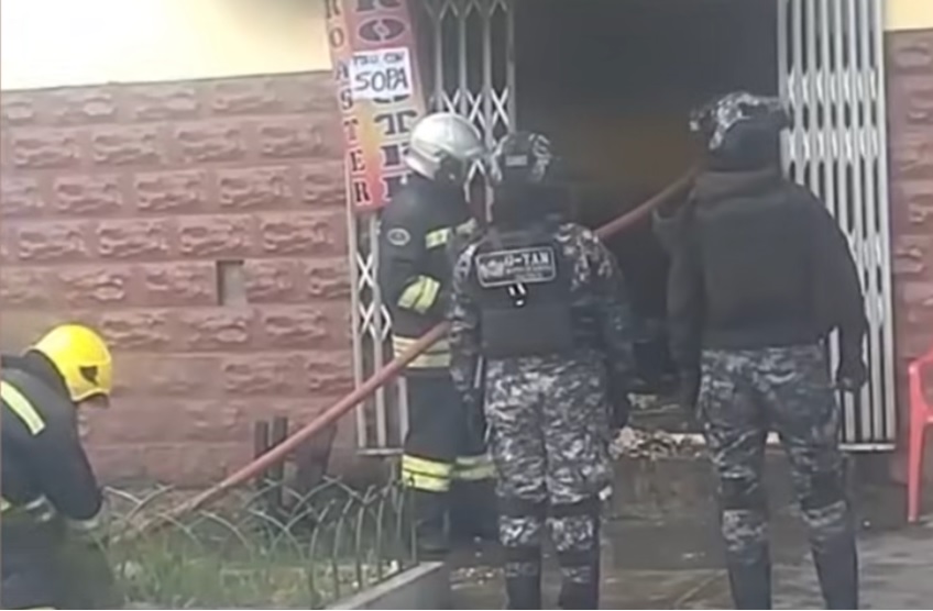 Bomberos controla el incendio en un restaurante. Foto: captura video