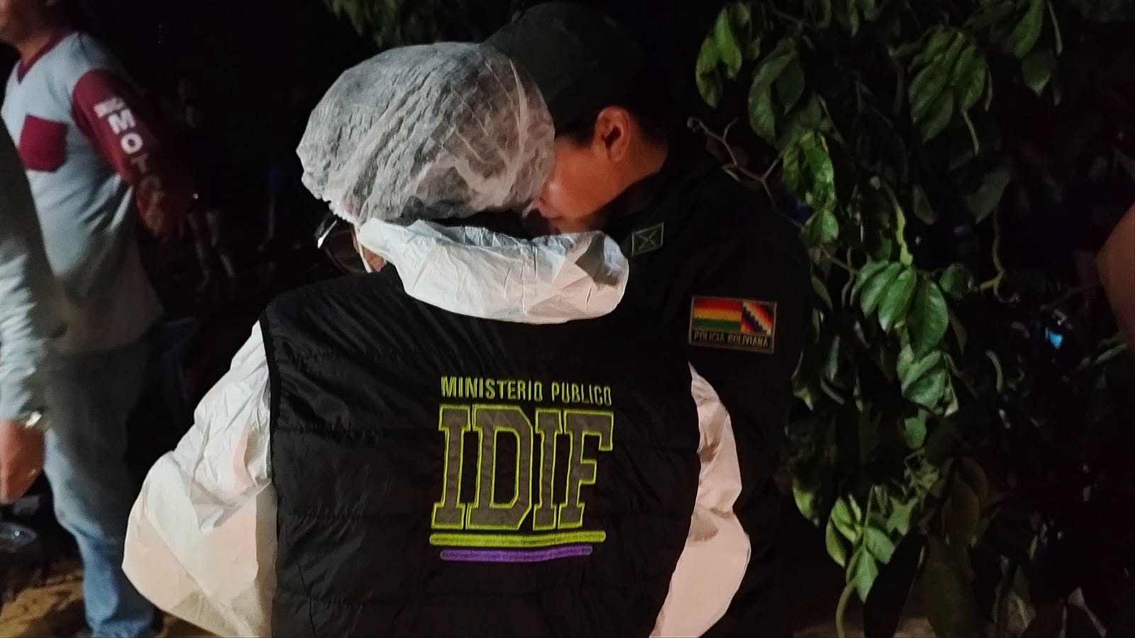 Personal de la Policía y Fiscalía investigan el asesinato de un joven. Foto: FGE