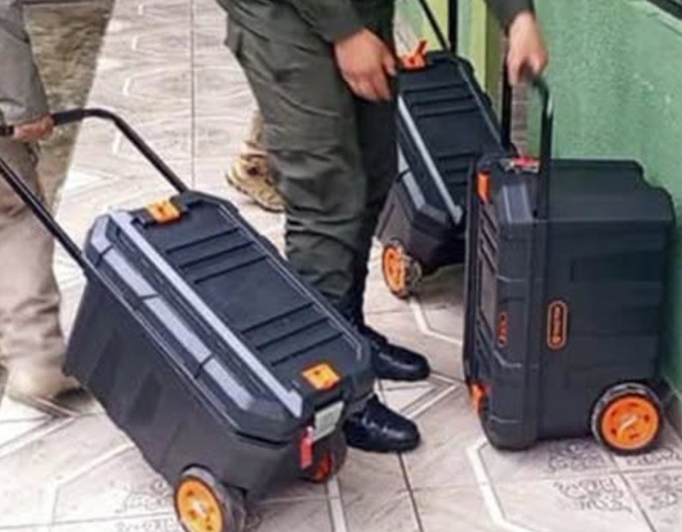 Las maletas secuestradas con oro. Foto: redes sociales
