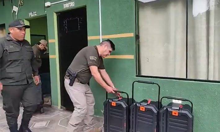 Las maletas secuestradas con oro en su interior. Foto: redes sociales