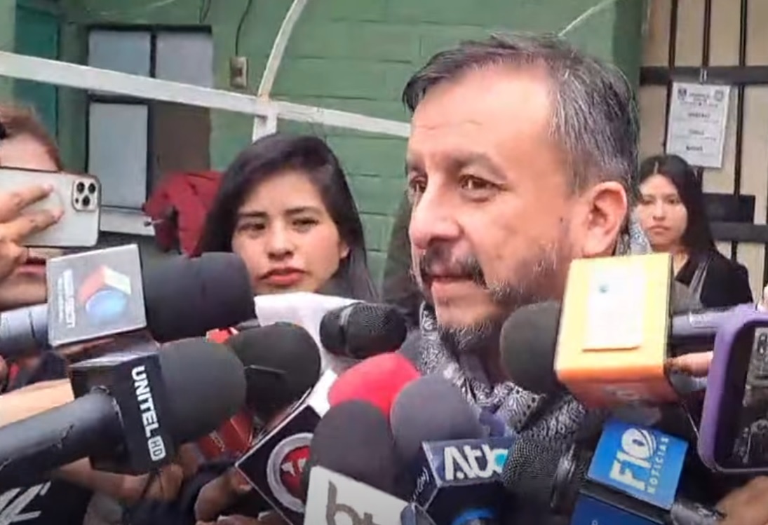 El exministro Medinaceli tras salir de celdas policiales. Foto: Erbol