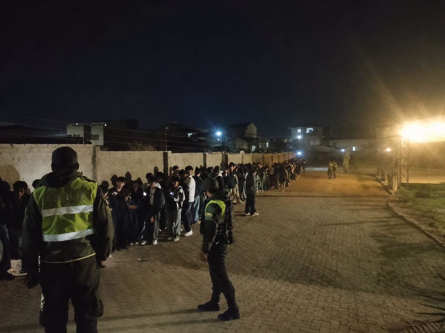 Los menores que fueron encontrados en la fiesta clandestina. Foto: Tele C