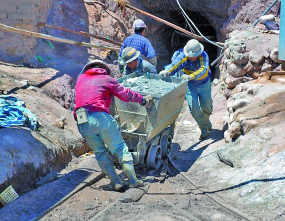 Actividad minera en el cerro Rico de Potosí. Foto: El Potosí - archivo