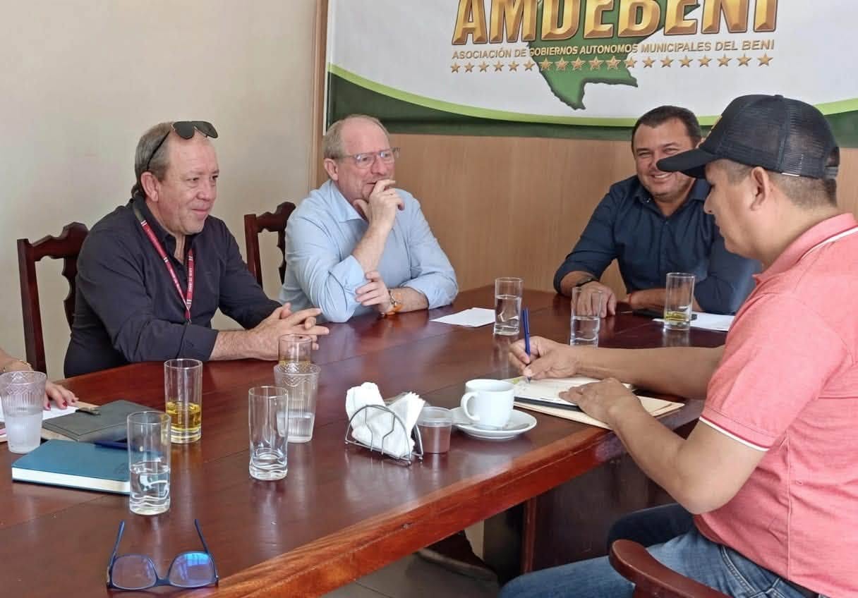 Oliva en reunión con autoridades del Beni. Foto: Viceministerio de Autonomías