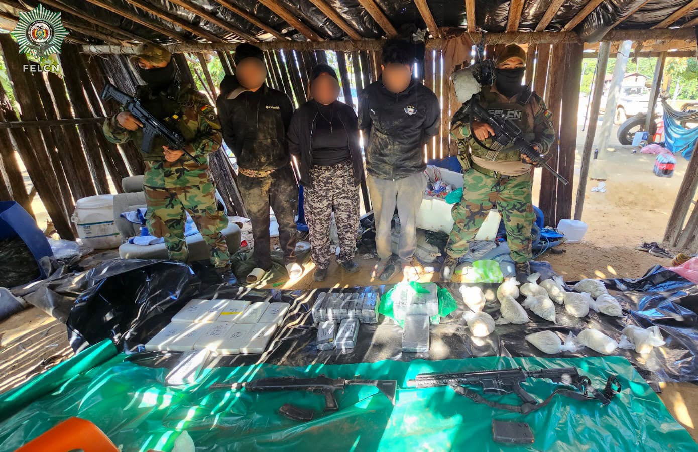 Las personas aprehendidas junto con las armas encontradas. Foto: FELCN