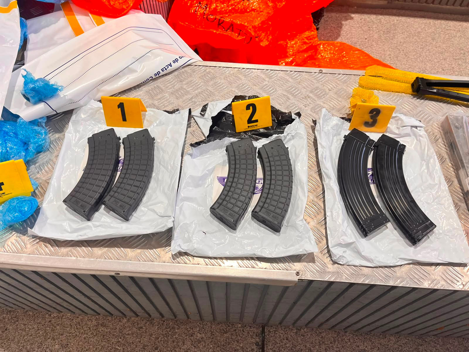 Partes de las armas encontradas en las maletas. Foto: FGE