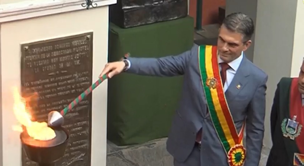 Paz enciende la tea de Murillo en el Museo que lleva su nombre. Foto: captura video