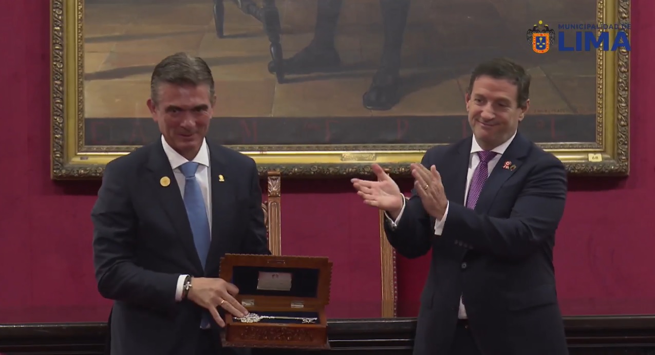Paz recibe la llave de la ciudad de Lima. Foto: Municipalidad de Lima