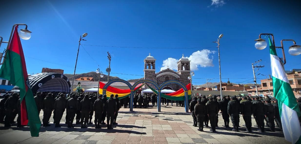 Formación de efectivos policiales en Desaguadero. Foto: Policía boliviana