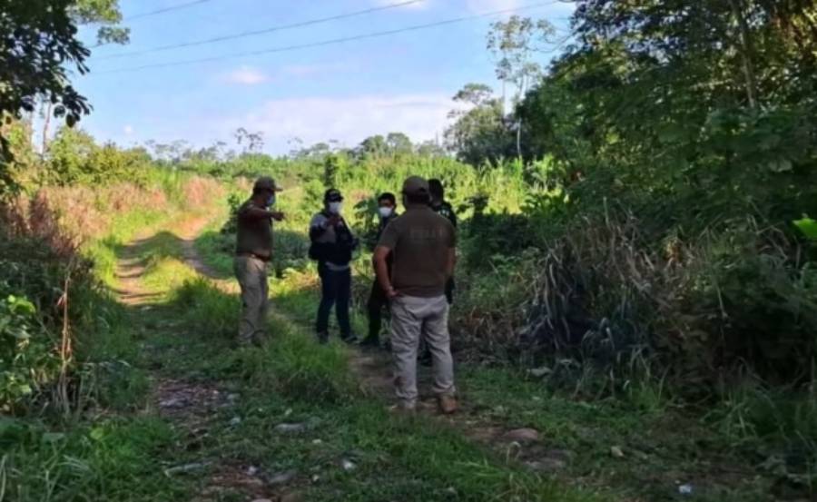 Efectivos de la Policía investigan el lugar donde fueron encontrados los cuerpos. Foto: redes sociales