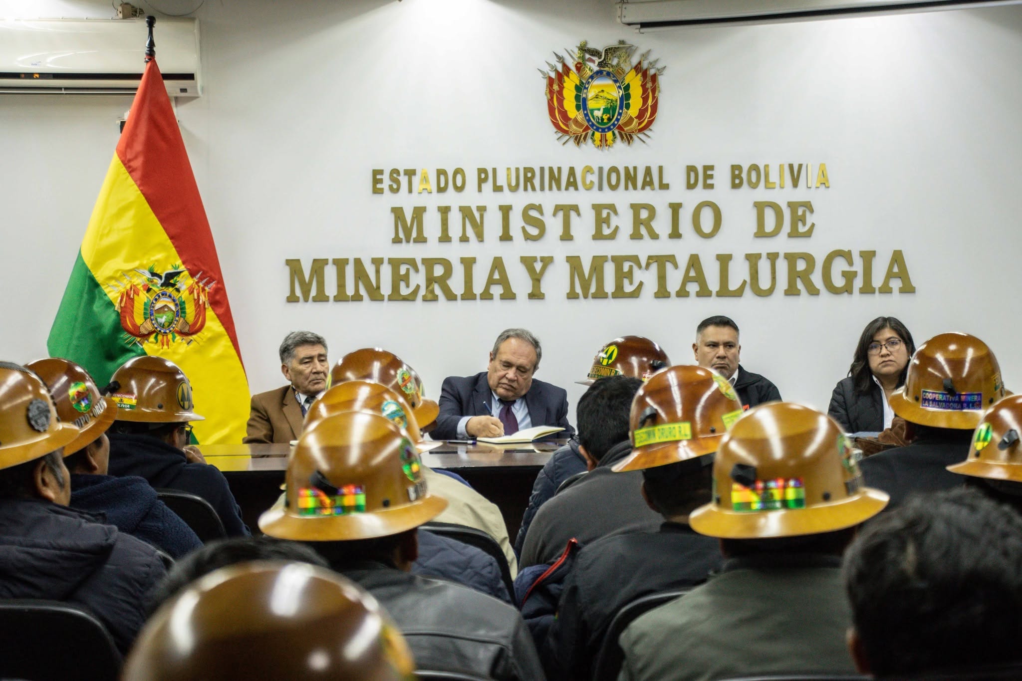 Imagen referencial de una pasada reunión en el Ministerio de Minería. Foto: MMyM