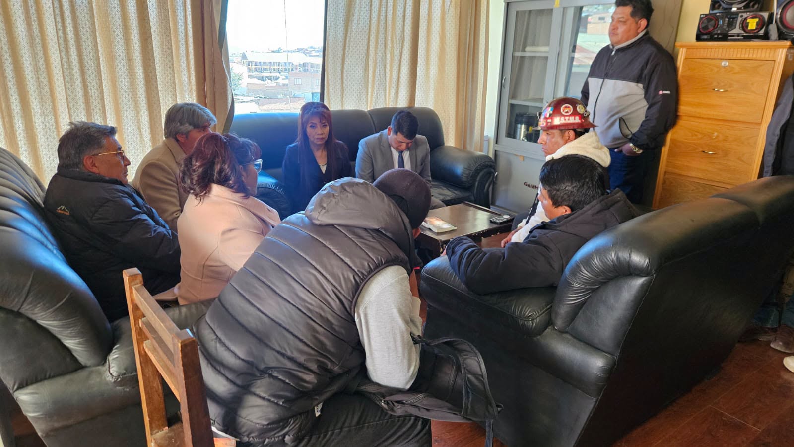 Reunión de autoridades tras el hecho de violencia en el cerro Posokoni. Foto: GADO
