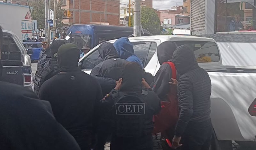 Momento de la aprehensión del dirigente campesino Vicente Salazar. Foto: Ministerio de Gobierno