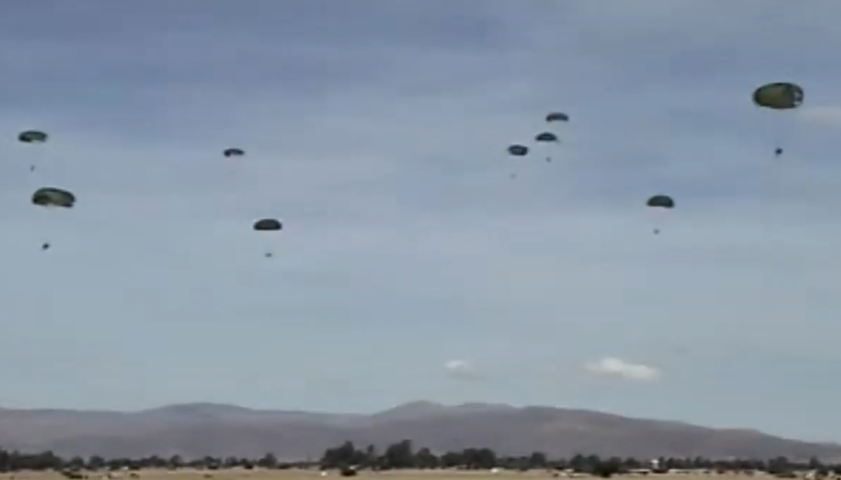 Imagen referencial del salto en paracaídas. Foto: captura video