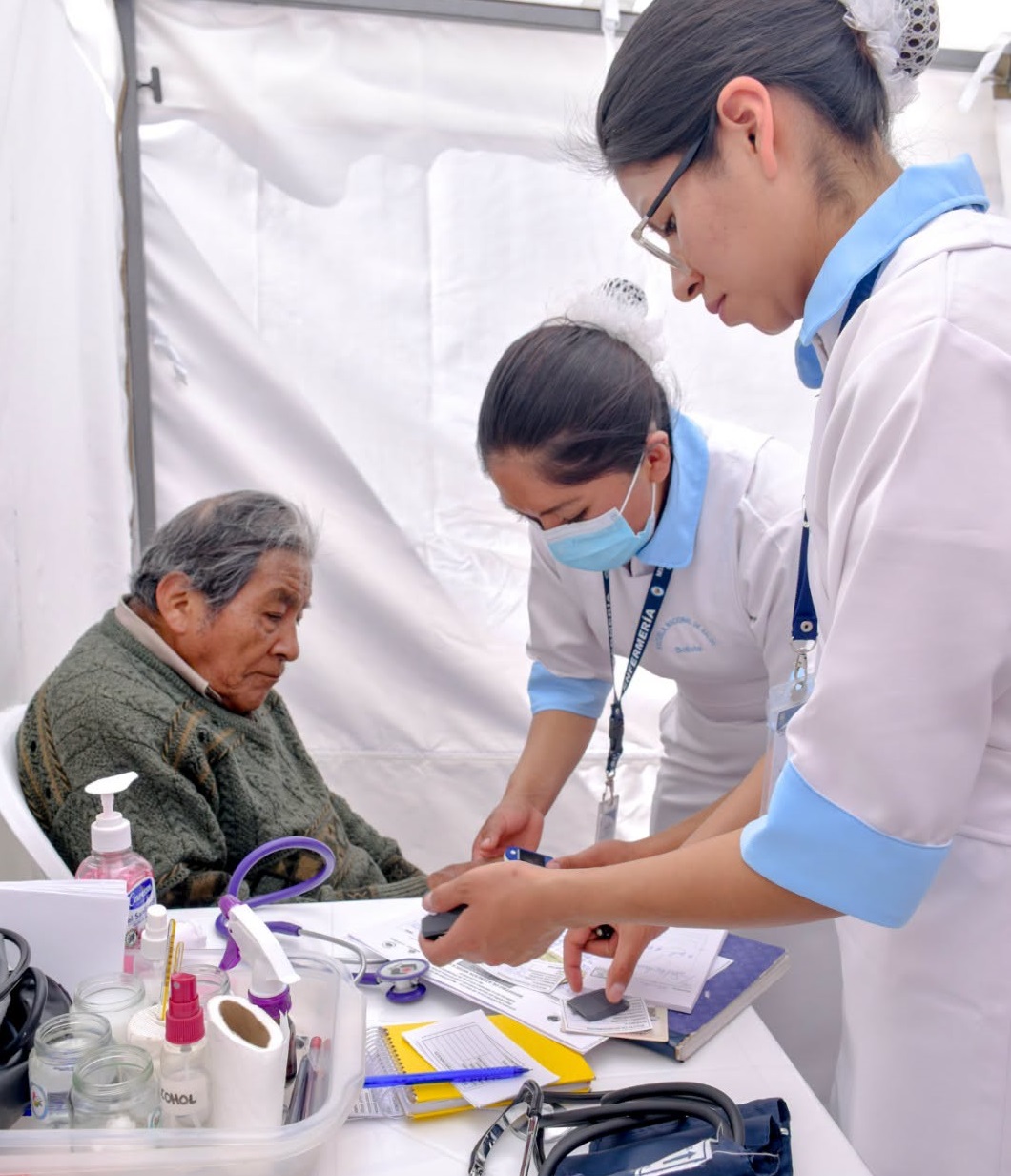 Dos enfermeras atienden a un paciente de la tercera edad. Foto: Ministerio de Salud.