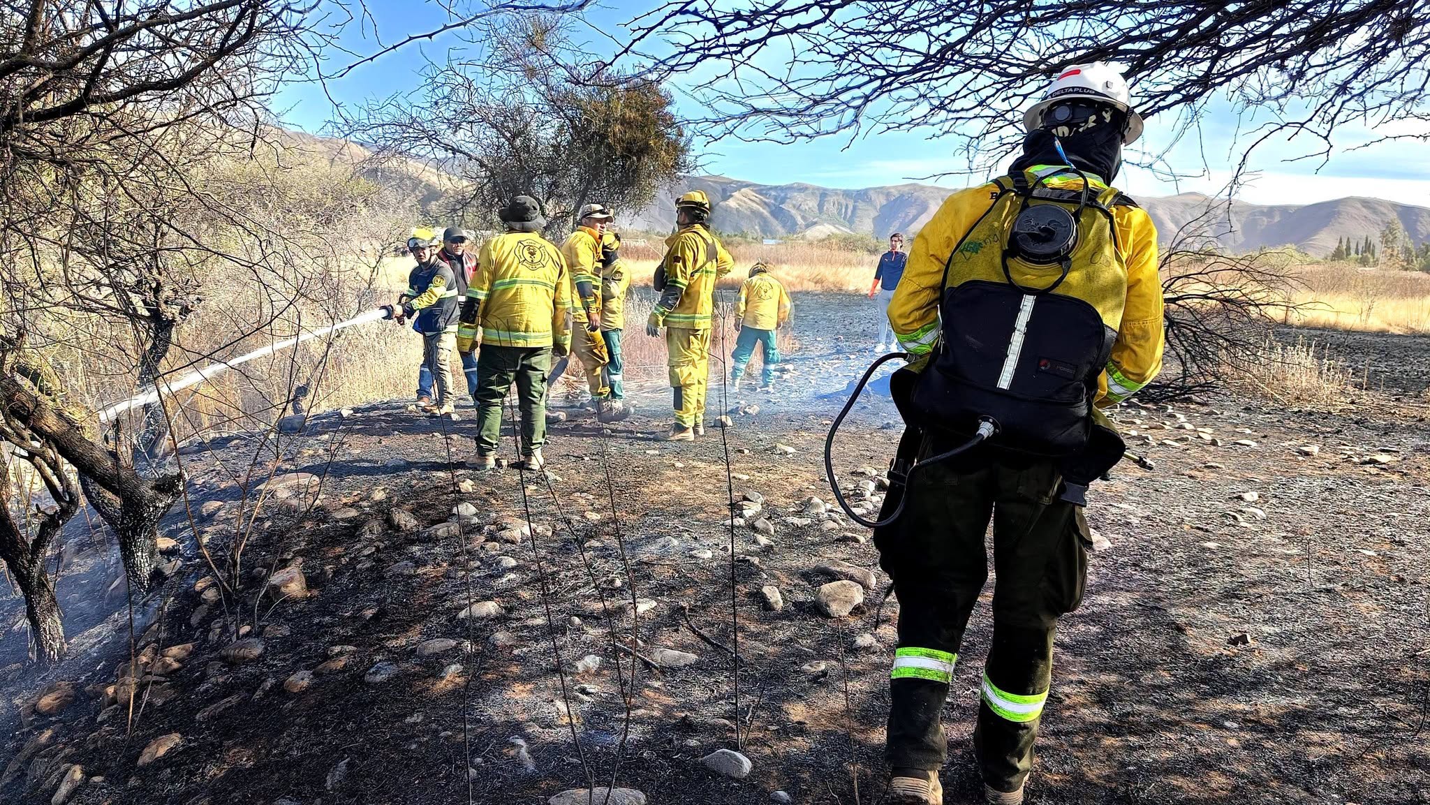 Bomberos enfrían vestigios del fuego en Tarija. Foto: Alcaldía Tarija.