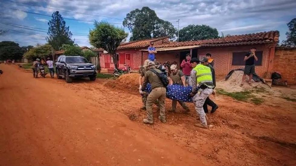 Traslado de uno de los cuerpos en San Ignacio de Velasco. Foto: Dtv
