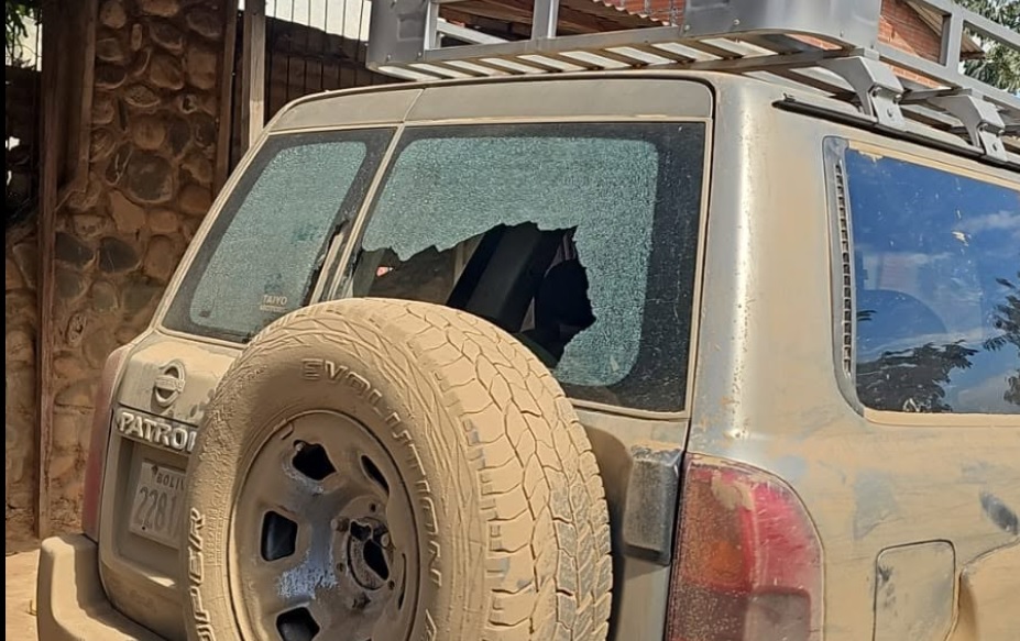 El vidrio de un motorizado dañado. Foto: AJAM